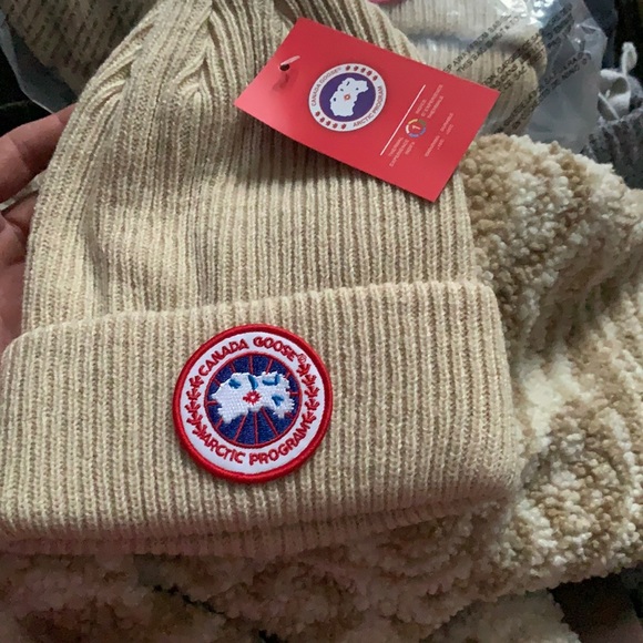 Canada goose hats with tags - Picture 1 of 1